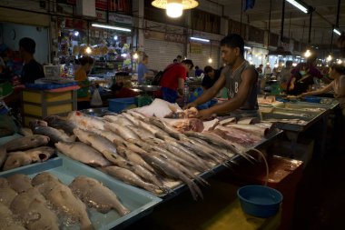 Batam-Endonezya, 30 Kasım 2024: Endonezya 'nın Batam kentindeki Pasar Penuin Islak Pazarı' nda buzda çeşitli taze balıklar.