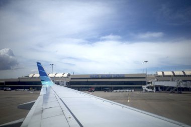 Batam, Endonezya - 27 Kasım 2024: Nadim Uluslararası Havalimanı Batam Adası, Endonezya, bir uçak penceresinden görüntü.