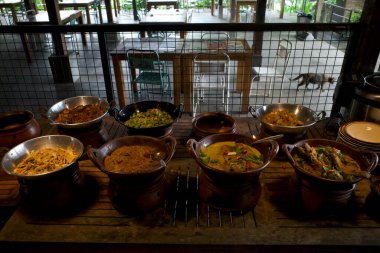 Endonezya geleneksel yemekleri yemeye hazır, Endonezya Yogyakarta 'da lezzetli sokak yemekleri.