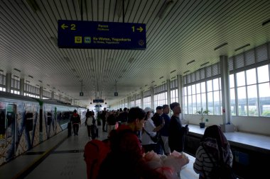 Yogyakarta, Endonezya - 21 Aralık 2024: Yogyakarta Uluslararası Havalimanı 'ndaki KIA Havaalanı Tren İstasyonu (YIA), Yogyakarta, Endonezya.