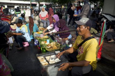 Yogyakarta, Endonezya - 26 Aralık 2024: Endonezya 'nın Yogyakarta kentindeki Malioboro Caddesi' nde geleneksel Cava sokak yemekleri.