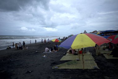 Yogyakarta, Endonezya - 31 Aralık 2024: Depok Sahili 'nde renkli şemsiyeler, Yogyakarta, Endonezya.