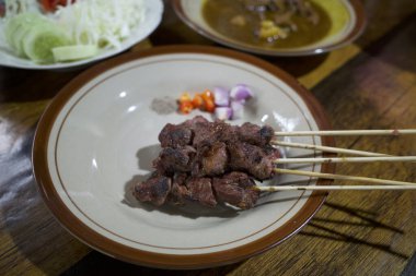 Sate Klathak ya da Klatak Satay, Yogyakarta, Endonezya 'dan geleneksel bir keçi satay..