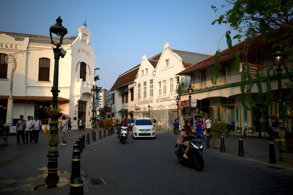 Semarang, Endonezya - 25 Temmuz 2024: Semarang, Endonezya 'da bir bölge olan Kota Lama Semarang trafiği, 1920-20. yüzyılda bir ticaret merkezi haline geldi ve şimdi bir turizm merkezi haline geldi..