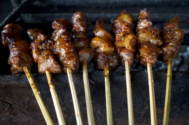 Yogyakarta, Endonezya 'dan geleneksel bir satay olan Sate Kambing veya Lamb Satay sığ bir odak noktası..