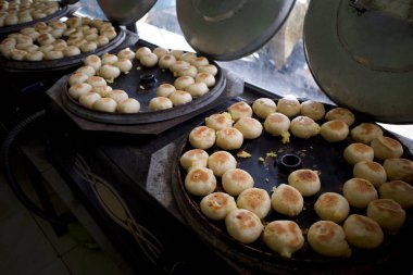 Yogyakarta, Endonezya 'dan geleneksel bir yiyecek olan bakpia yapma süreci.