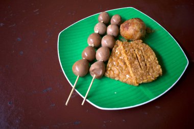 Bıldırcın yumurtası satay ve kızarmış tempeh bir Angkringan 'da, Endonezya Yogyakarta' da lezzetli sokak yemekleri.