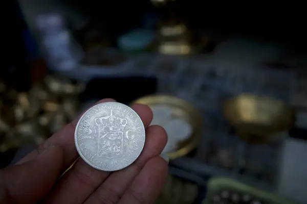 Endonezya 'daki Hollanda sömürge döneminde Hollanda Hint Adaları para birimi sistemi olan 1943 Hollanda 2,5 Gulden sikkesi..