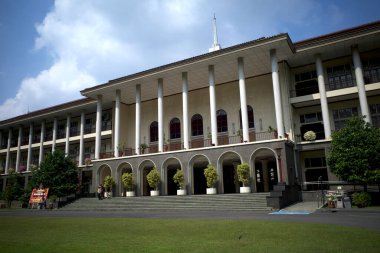 Yogyakarta, Endonezya - 24 Temmuz 2025: Balairung Gadjah Mada Üniversitesi (UGM), rektör binası, Endonezya 'nın en eski üniversitesi.