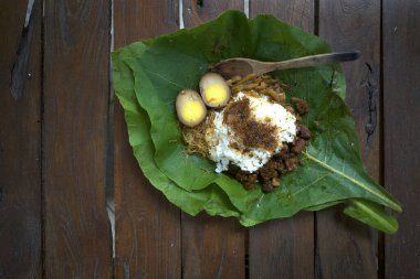 Sego Berkat, Java, Endonezya 'dan geleneksel bir gıda yemeği, pirinç ve kenar yemeklerden oluşuyor, meşe yaprakları üzerinde servis ediliyor..