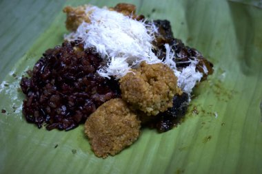Gatot, Thiwul, ketan hitam veya üzerinde yeşil muz yaprakları, Gunung Kidul, Yogyakarta, Endonezya 'dan geleneksel yiyecekler olan rendelenmiş hindistancevizi serpiştirilmiş siyah pirinç..