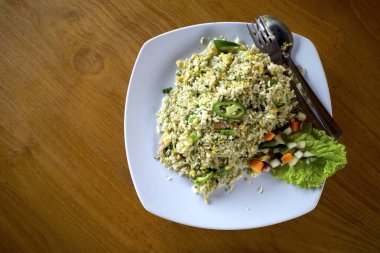 Nasi Goreng, kızarmış pirinç, geleneksel Endonezya yemeği, beyaz tabakta tavuk yumurtası ve sebzeli. Endonezya mutfağı.