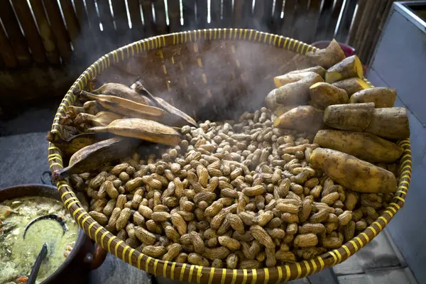 Kacang Rebus, sıcak ve dumanlı kaynamış fıstık dokuma bambu kabında..