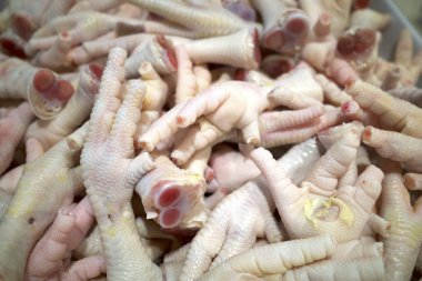 Endonezya, Yogyakarta 'da bir süpermarkette çiğ tavuk ayağı yığını..