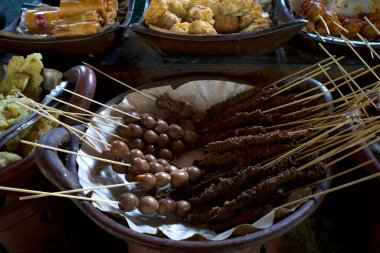 Ingyakarta, Endonezya 'da bir Angkringan' ın içi ve bıldırcın yumurtası, lezzetli bir sokak yemeği..