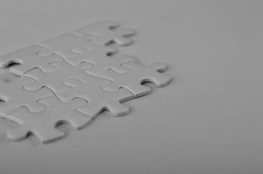 Seçici olarak metin için kopyalama alanı olan boş yapboz parçalarını odakla. Siyah ve beyaz bulmacalar