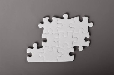 Metin için kopyalama alanı olan boş bir yapboz parçası. Siyah ve beyaz bulmacalar