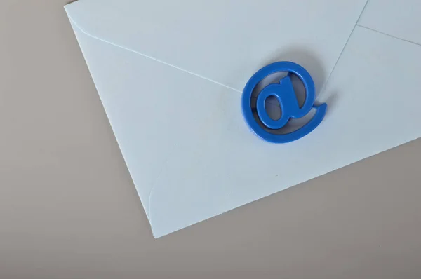 Blå Kuvert Och Postadress Symbol Postmarknadsföring Och Postkommunikationskoncept — Stockfoto