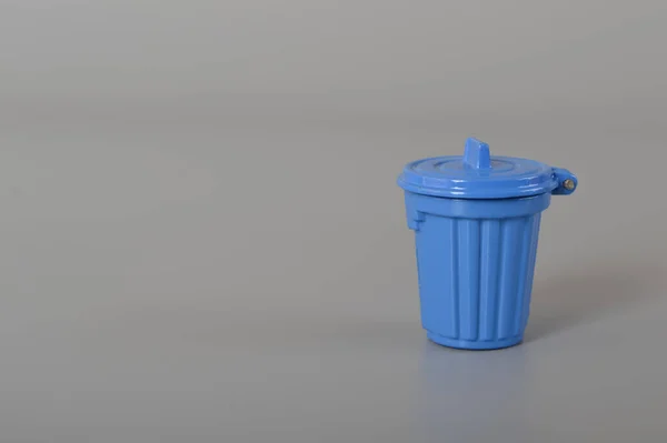 Lata Lixo Azul Isolado Fundo Azul Copiar Espaço Para Texto — Fotografia de Stock