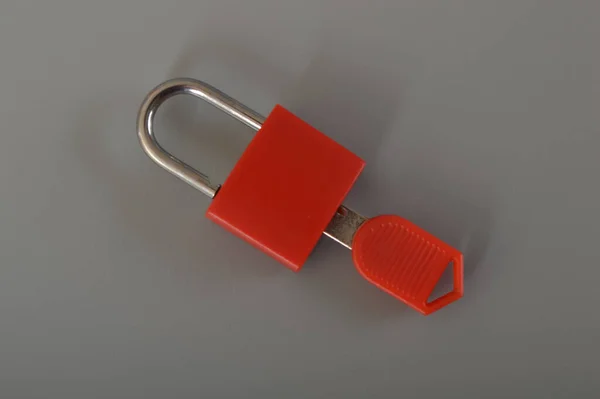 Piros Lakat Kulcs Elszigetelt Szürke Alapon — Stock Fotó