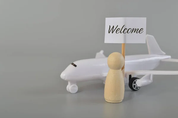 Avion Figurine Poupée Bois Tiennent Signe Écrit Avec Bienvenue Concept — Photo