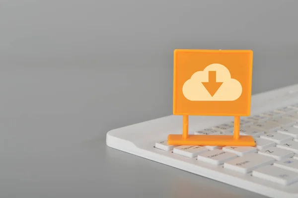 Počítačová Klávesnice Symbolem Stahování Cloudu — Stock fotografie