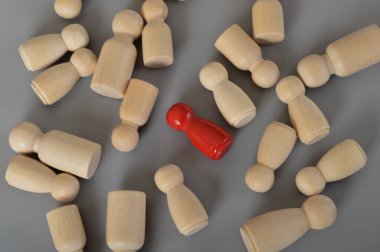 İşçiler arasında kırmızı ahşap insanlar. Diğerlerinin arasından bir çalışan seç. En iyi adayları seç. İşten atıldım, işten atıldım..