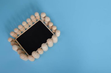 Tahta insan figürleri bir arada duruyor. İş çevresi, iş birliği, beyin fırtınası, tartışma ve analiz ve planlama iş stratejisi kavramı.