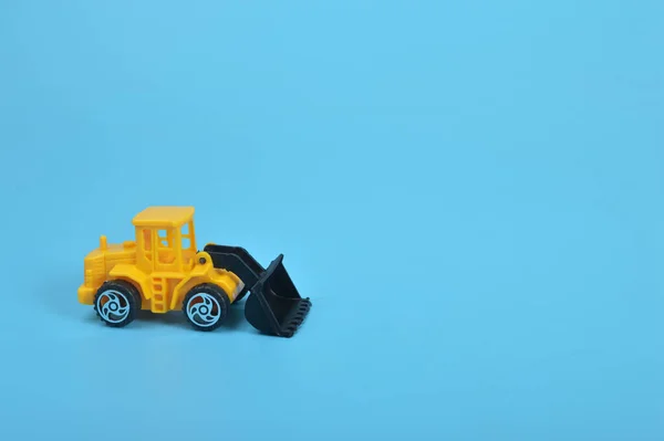 Carregador Retroescavadeira Amarelo Isolado Fundo Azul Copiar Espaço Para Texto — Fotografia de Stock