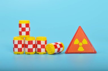 Radyoaktif işaretli tehlikeli kimyasal variller..