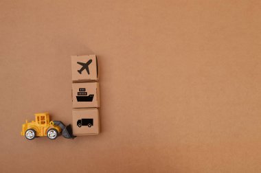 Karton kutular ve mal ve ürünlerin hızlı teslimatı ile dolu bir uçak. Mal ticareti, lojistik, hava kargosu, paketler, hava postası, nakliyat, hızlı taşıma kavramı.