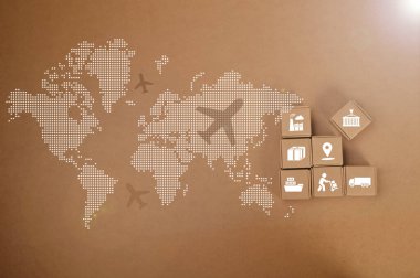 Karton kutular ve mal ve ürünlerin hızlı teslimatı ile dolu bir uçak. Mal ticareti, lojistik, hava kargosu, paketler, hava postası, nakliyat, hızlı taşıma kavramı.