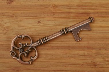 Eski ve eski anahtar ahşap bir arka planda izole edilmiş.