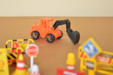 Bulanık inşaat malzemelerine sahip kepçe doldurucu oyuncak.