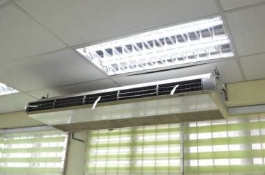 Klang, Malezya: 25 Mart 2023 - Elektronik modern cihaz, Klima, soğuk rüzgar dalgaları üretir ve rejim koşulları altında çalışır, böylece ev ve ofislerdeki sıcaklık ve iklimi kontrol etmek için ideal bir seçim olur..