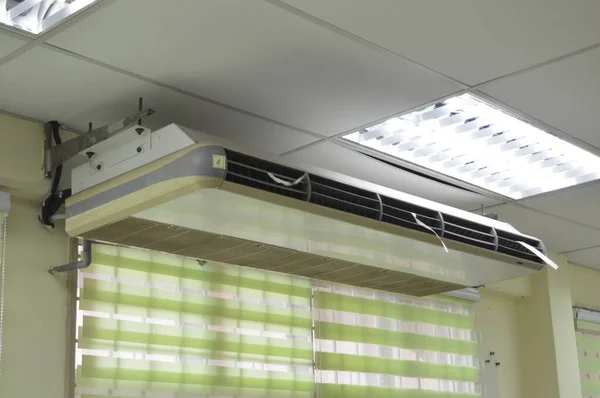 马来西亚Klang 2023年3月25日 现代电子设备 空调机产生寒风 在空调断开的情况下运行 是控制家庭和办公室温度和气候的理想选择 — 图库照片