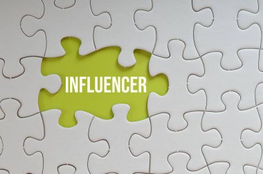 Metin INFLUENCER ile yazılmış yeşil bulmaca arkaplanı