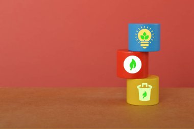 Sürdürülebilir enerji sembollü renkli ahşap blok.