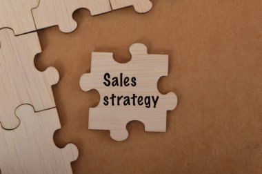 SALES STRATEGY kelimesi yapbozun üzerine yazılmıştır.