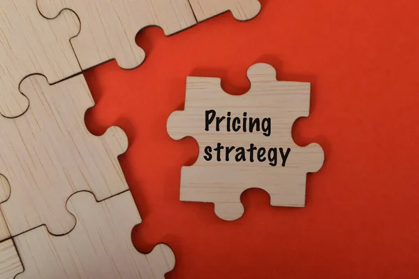 Das Wort Pricing Strategy Steht Auf Einem Puzzle — Stockfoto