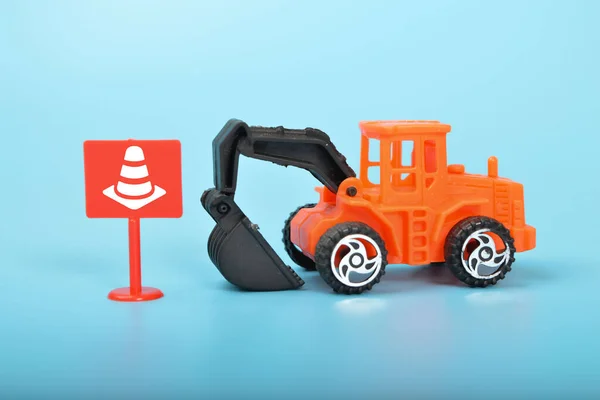 Uma Escavadora Brinquedos Canteiro Obras Cercada Por Cones Segurança Simbolizando — Fotografia de Stock