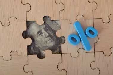 Para banknotları ve yüzde sembollerinin bir kombinasyonu gelir ve yüzde bazında yatırımdan elde edilen getiriyi gösteriyor. Görüntü, emeklilik, tazminat fonu, yatırım, temettü vergisi ve borsa gibi çeşitli mali yönleri temsil ediyor..