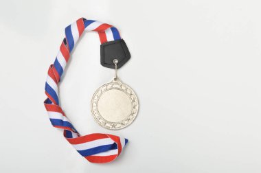 Fotokopi alanı olan boş bir gümüş madalya, kutlama ve tören konseptinin yanı sıra zafer ve spor başarılarının bir simgesidir..