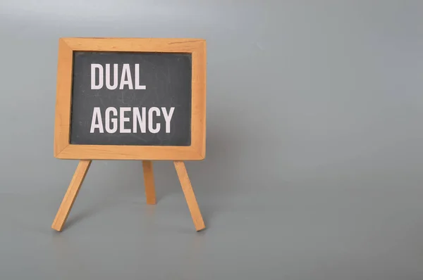 Quadro Negro Escrito Com Dual Agency Dual Agência Uma Prática — Fotografia de Stock