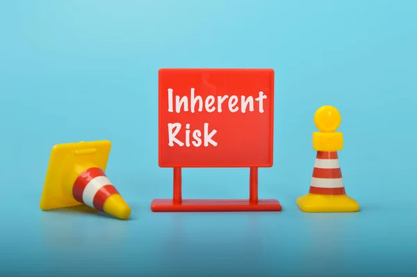 Bezpečnostní Kužely Plastová Deska Napsaná Inherent Risk Inherentní Riziko Vztahuje — Stock fotografie