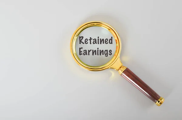 Lupe Mit Retained Earnings Auf Grauem Hintergrund — Stockfoto