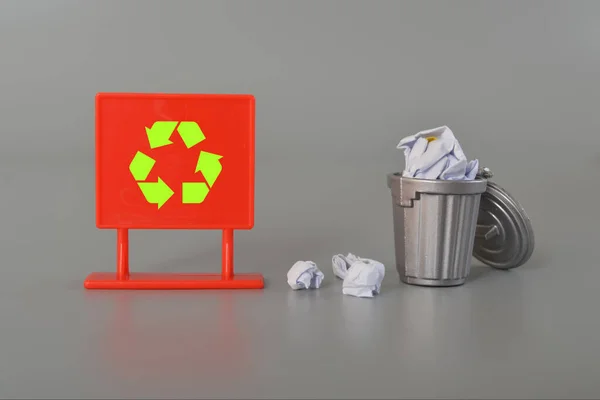 Resíduos Papel Carregados Numa Lixeira Com Símbolo Reciclagem Adequado — Fotografia de Stock