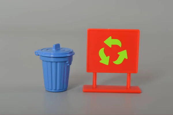 Caixote Lixo Brinquedo Símbolo Reciclagem Carregado Numa Lixeira — Fotografia de Stock