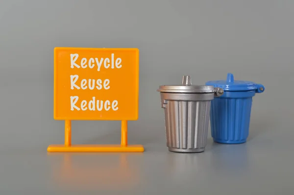 Popelnice Hračky Plastová Deska Textem Recycle Reuse Reduce — Stock fotografie