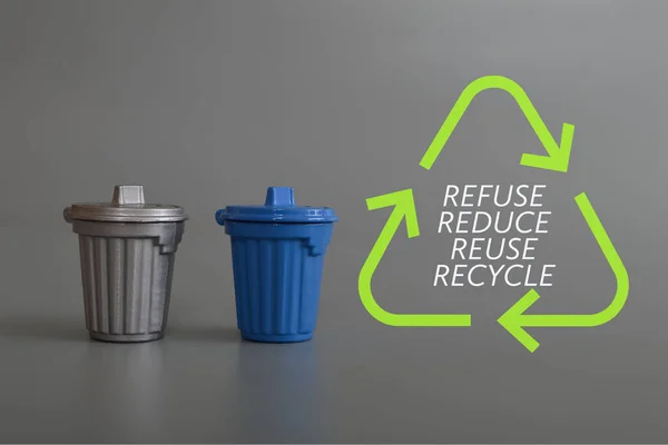 Kosz Śmieci Symbol Recyklingu Zabawek Tekstem Refuse Reduce Reuse Recycle — Zdjęcie stockowe